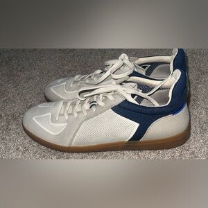 Men’s RS01 Rothy’s 13 Hudson sneaker Knit flexible material off white navy blue